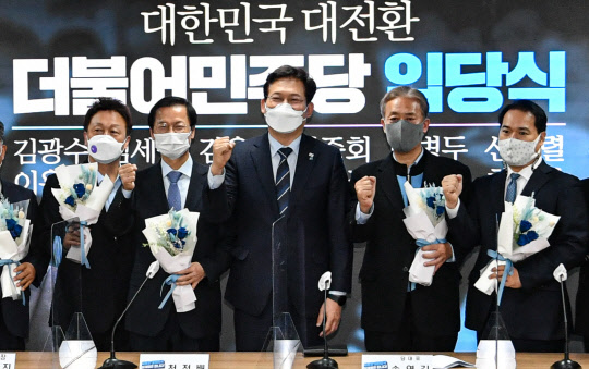 송영길(가운데) 민주당 대표와 복당인사들이 지난달 30일 서울 여의도 당사에서 열린 입당식에서 기념촬영을 하고 있다. 왼쪽부터 민병두·천정배 전 의원, 송 대표, 유성엽·이용주 전 의원. <국회사진기자단=연합뉴스>